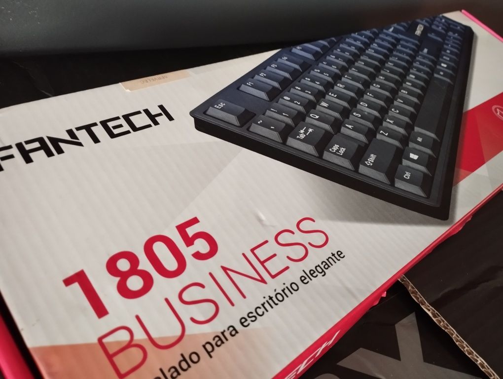 Teclado silencioso profissional Fantech - Novo/Selado