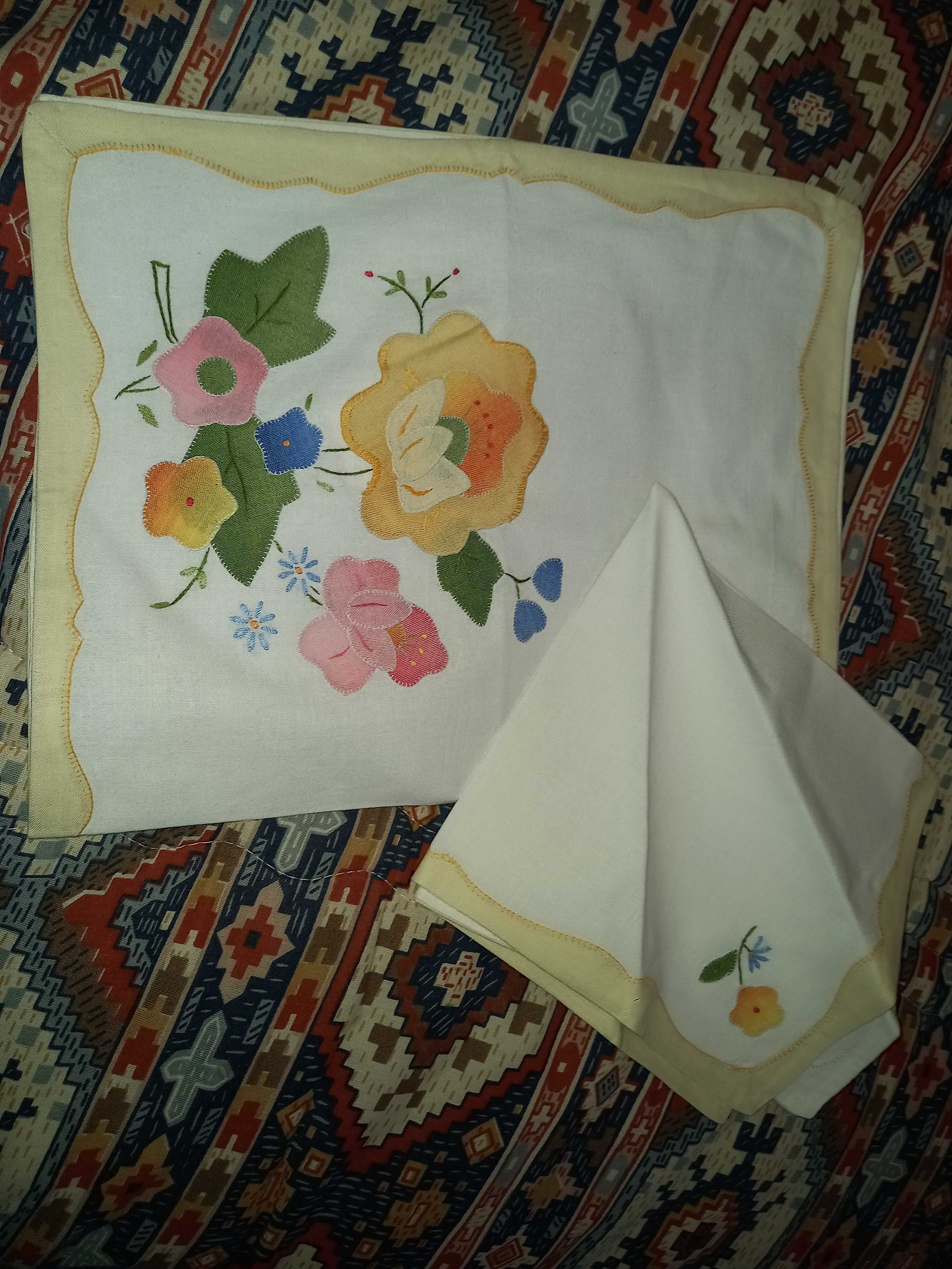 Individuais com guardanapos de tecido, bordados - Local