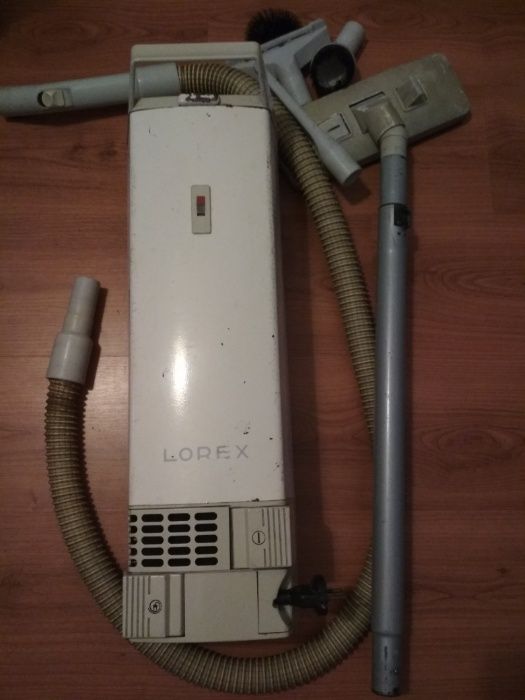 Aspirador Vintage Lorex 1000W com acessorios a funcionar