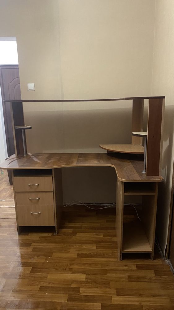 Стіл письмовий з місцем під компьютер чи ноутбук