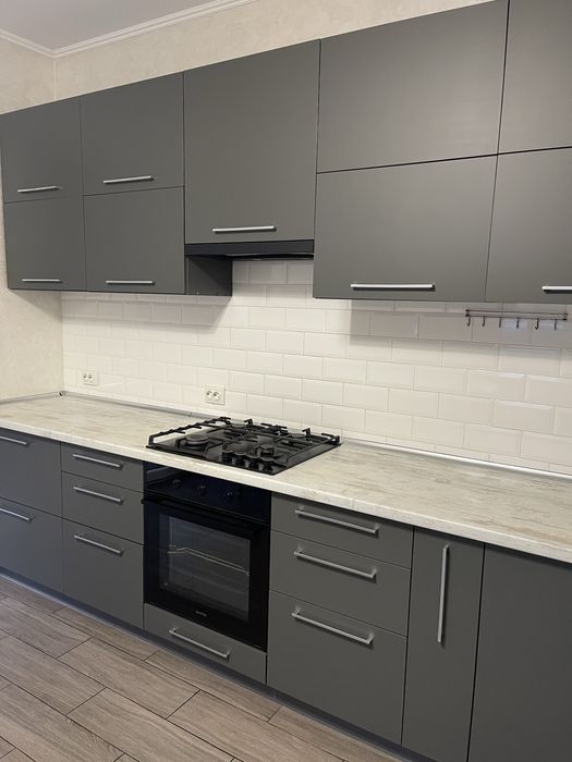 Продам фасади на кухню сірого кольору з ручками