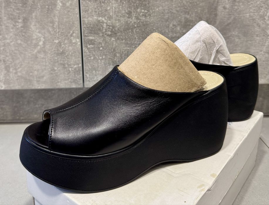 Шкіряні босоніжки шльопки на танкетці