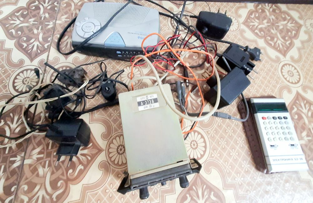 Автомагнітола стара та зарядки
