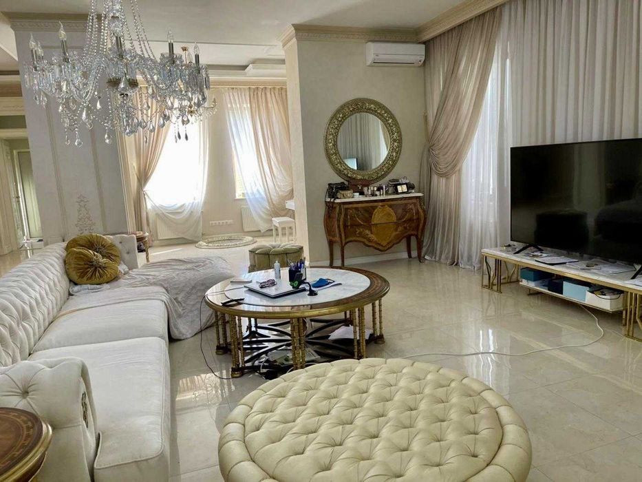 Фешенебельний будинок у стилі Liberty • 380 м² • басейн • тераса