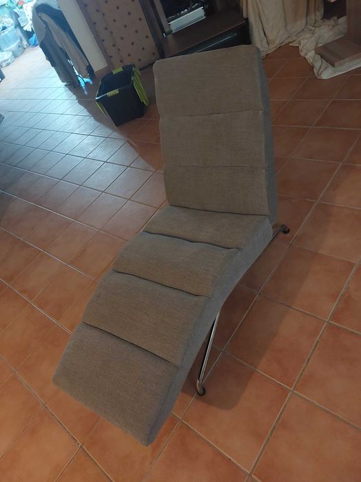 Banco KEBE da Dinamarca em tecido cinzento com base cromada