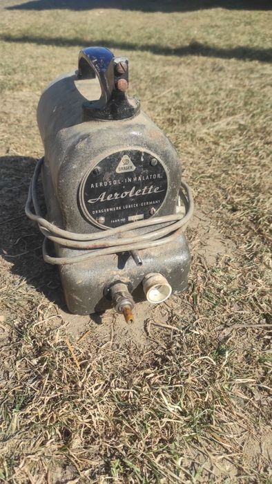 Stary zabytkowy kompresor inhalacyjny medyczny antyk