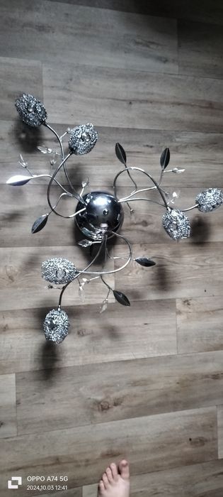 Żyrandol w stalowe kwiaty