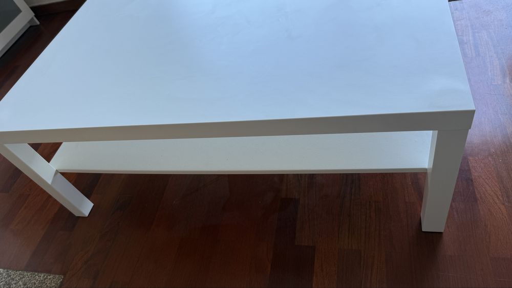 mesa branca de apoio