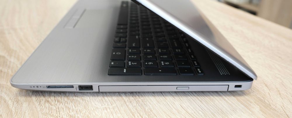 Laptop HP 255 G7 AMD A6-9225 Radeon RAM 4GB / SSD 256GB