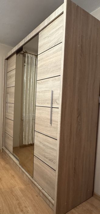 Nowoczesna szafa przesuwna z lustrem – świetny stan!