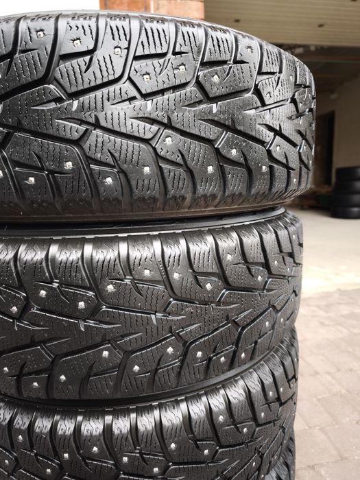 Зимові шиповані шини 215/60/R17 Yokohama