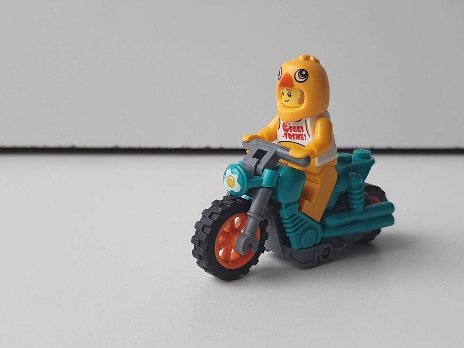 Motocykl Kaskaderski z kurczakiem Lego z zestawu 60310