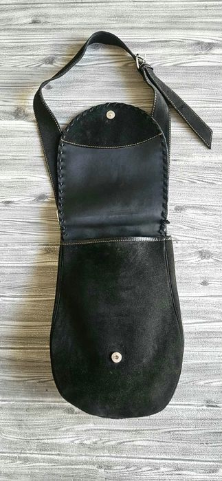 Piękna skórzana torebka boho duża listonoszka zamszowa czarna na ramię