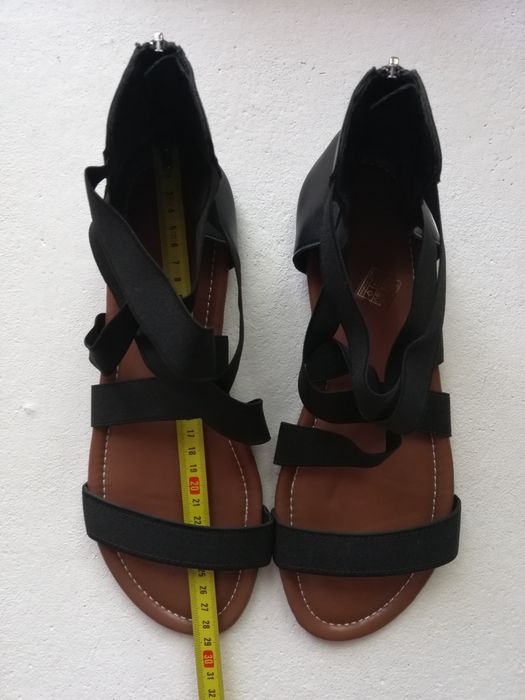 Czarne sandały z gumkami Na wysokie podbicie Na szerokie stopy Du