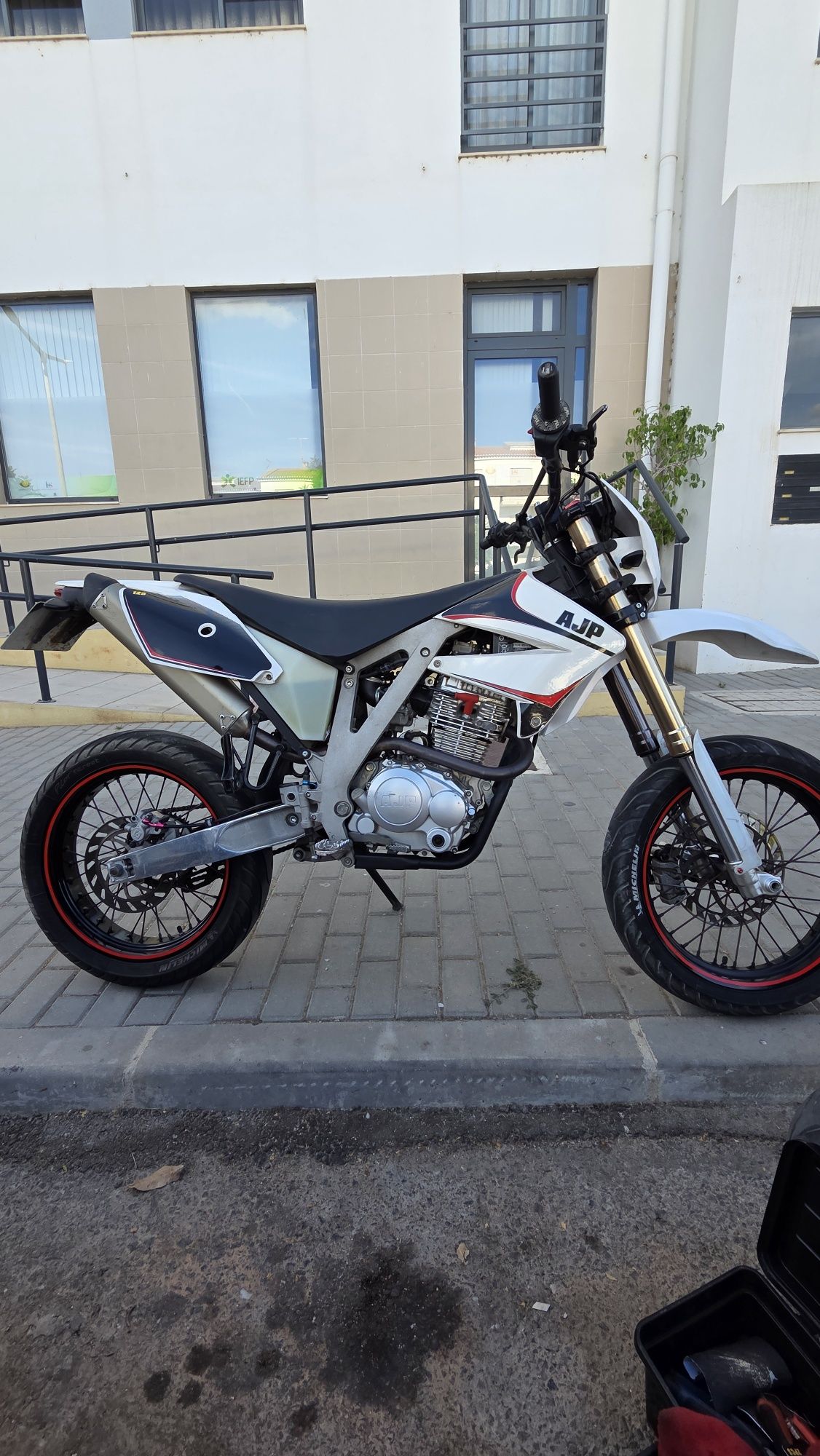 Boas amigos estou a vender minha Ajp 125