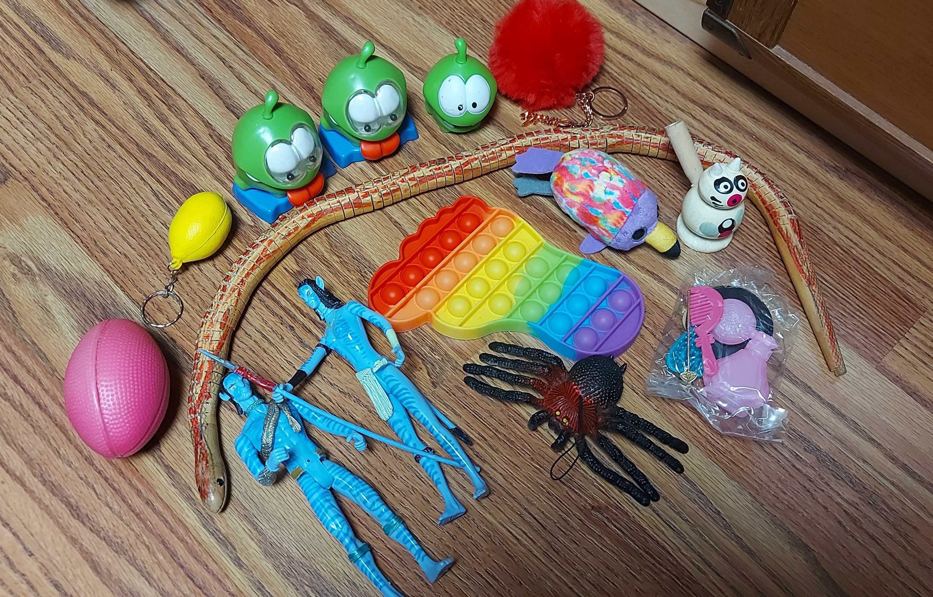 Різні іграшки для дітей, ціни різні