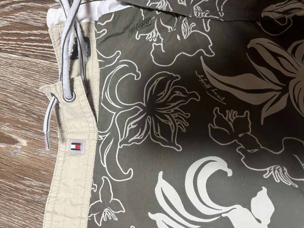 TOMMY HILFIGER. Цветочные гавайские шорты.