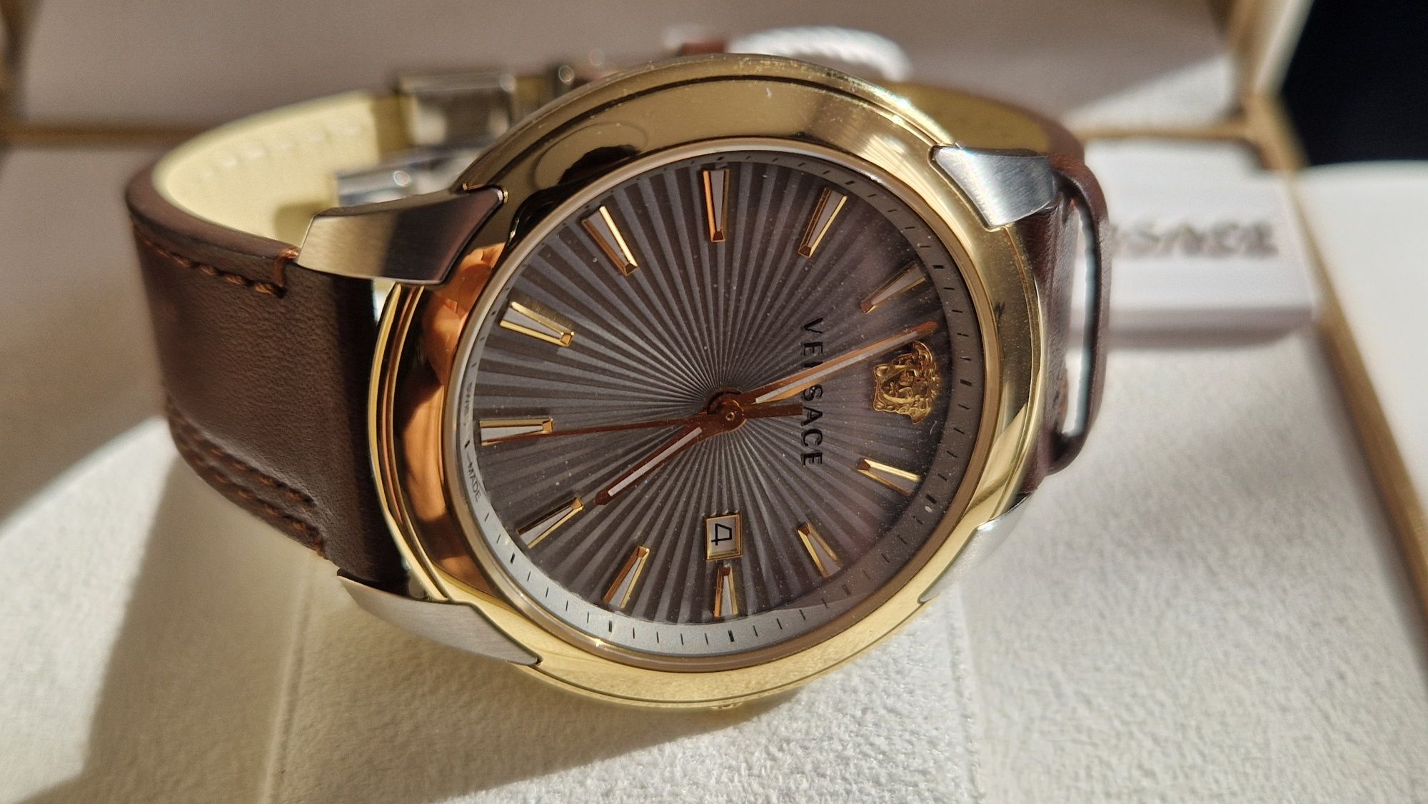 Zegarek Versace V Urban szwajcarski Swiss Made szkło szafirowe luma