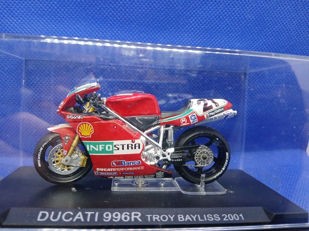 Miniaturas  Moto GP modelo 1/24 8 modelos  difrentes