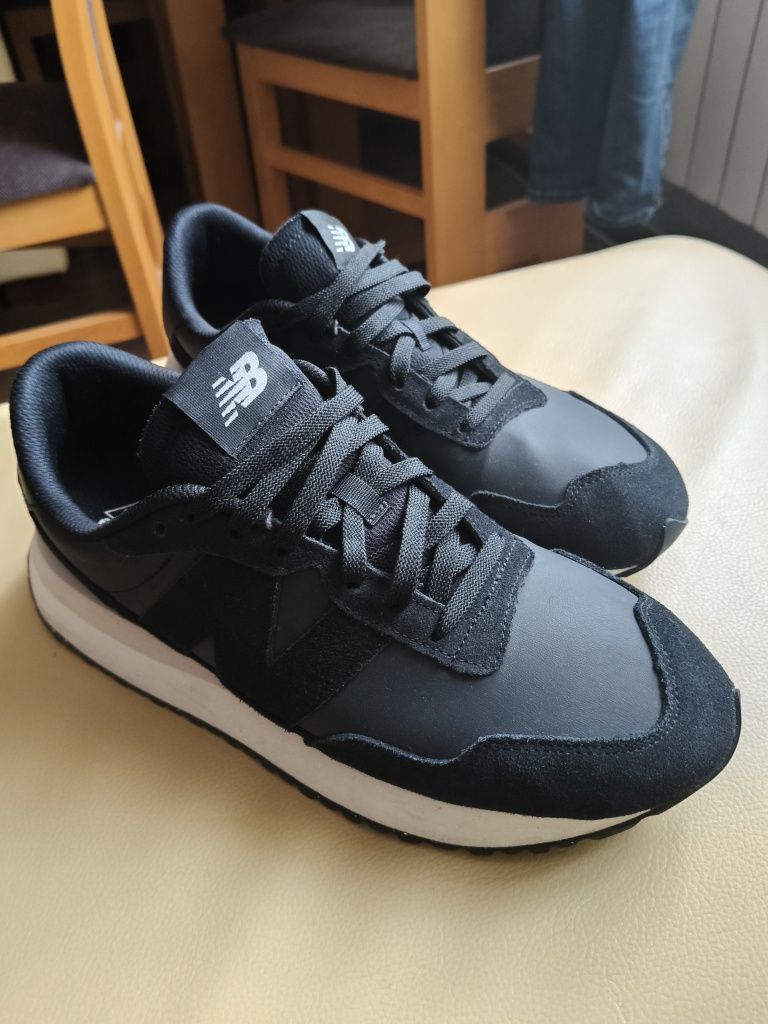New balance 44 czarne model 237
