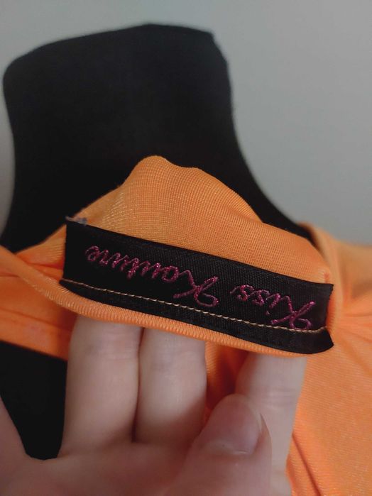 sukienka jedno ramię pomarańczowa z wycięciami dziurami seksowna xs s