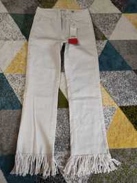 Новые белые джинсы с бахромой
