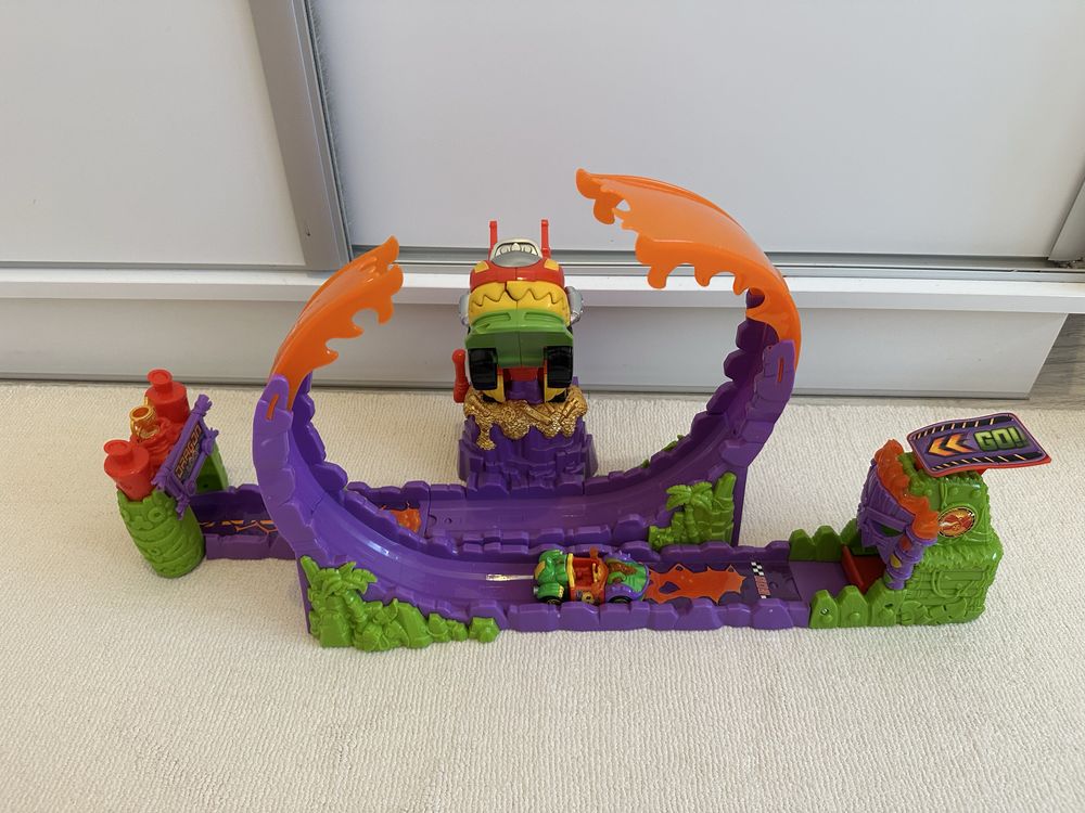 T-Racers zestaw Smocza Pętla z pojazdem z wyrzutnią Dragon loop magic