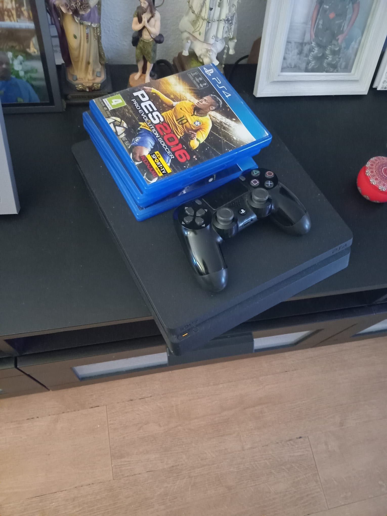 Vendo paly4 com comando, cabos e 4 jogos