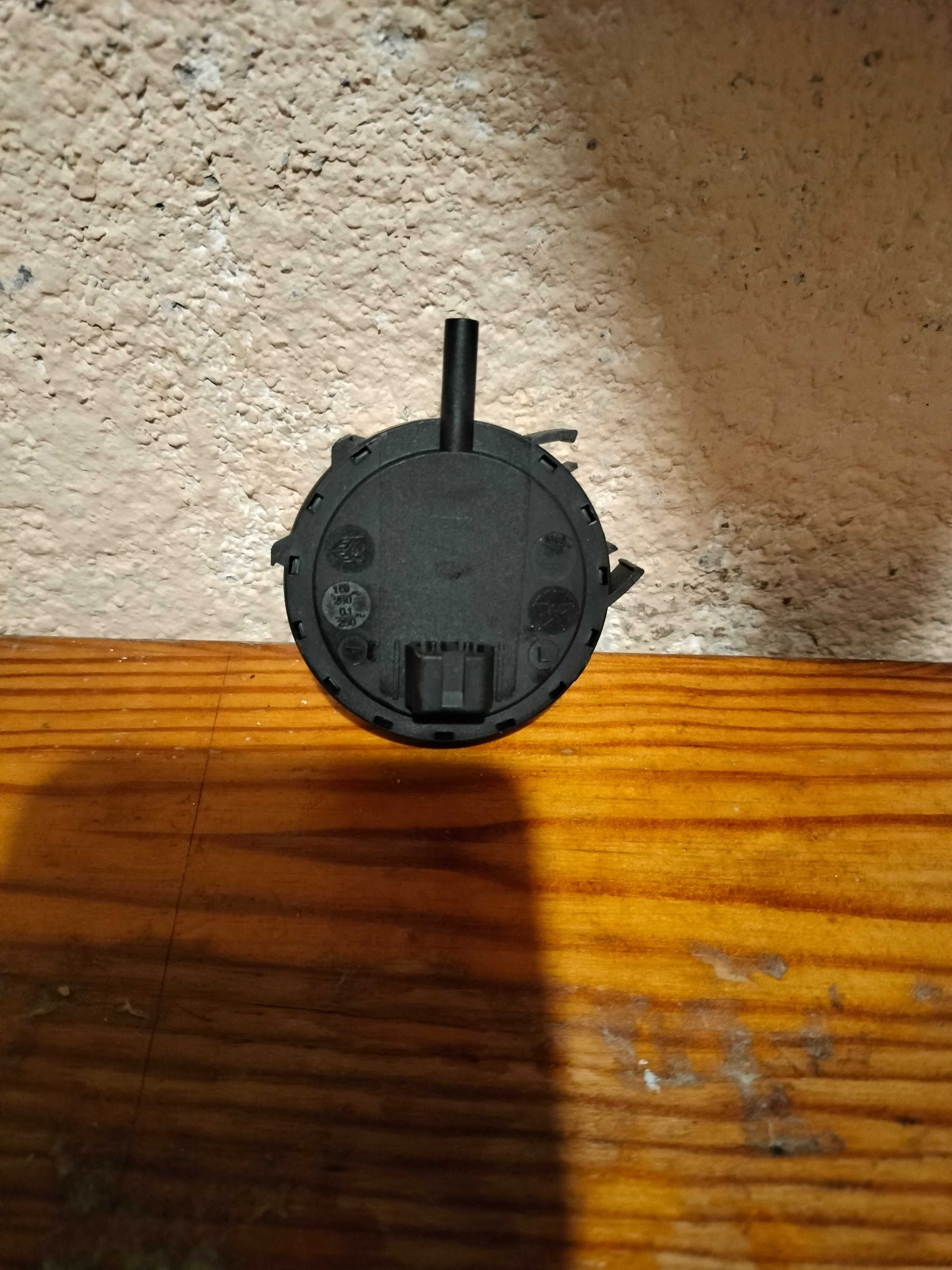 Hydrostat czujnik poziomu wody Whirlpool AWE 6519/P 46.19.71402.451-50