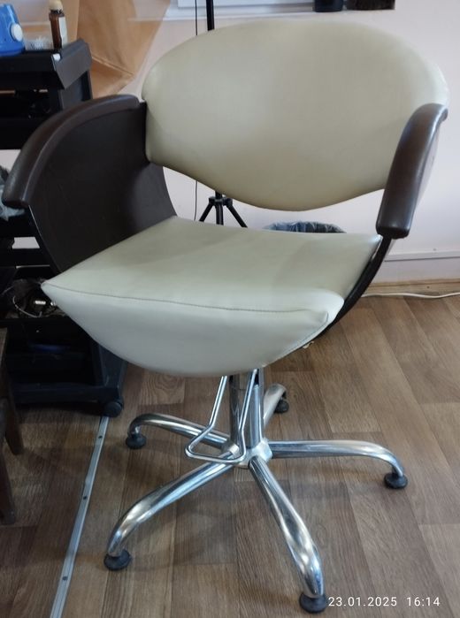 Крісло перукаря б/у