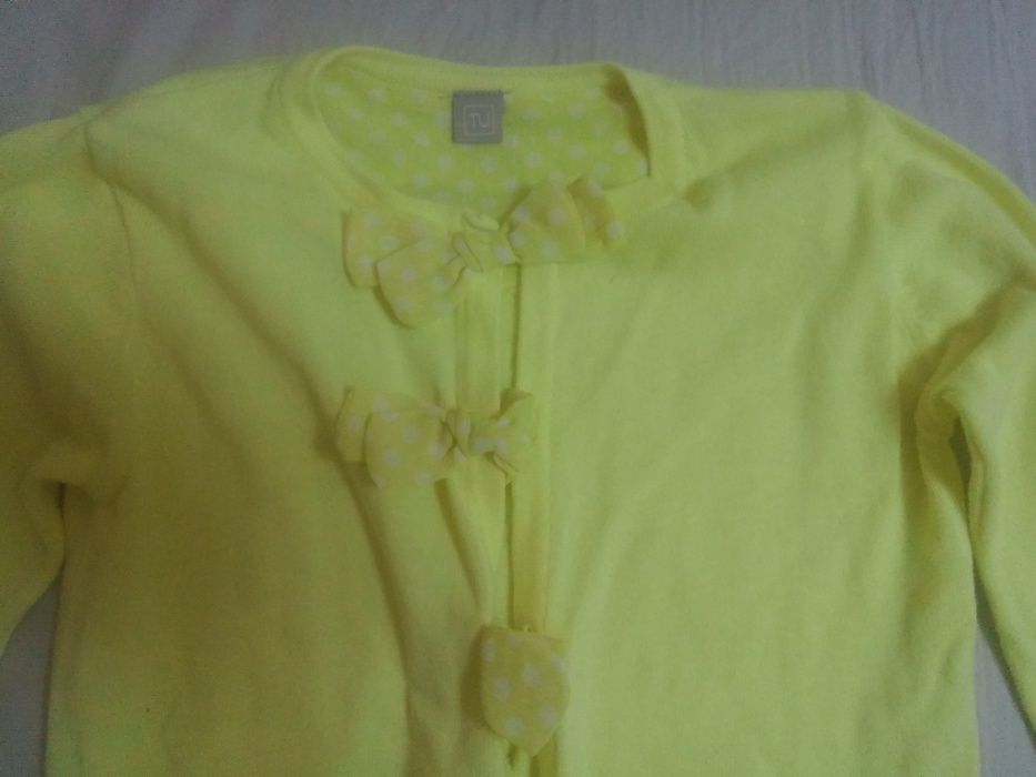 Желтый нарядный кардиган на девочку 9-11 лет.