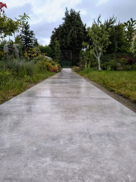 Układanie kostki brukowej Malowanie/Mycie elewacji Zakładanie trawnika