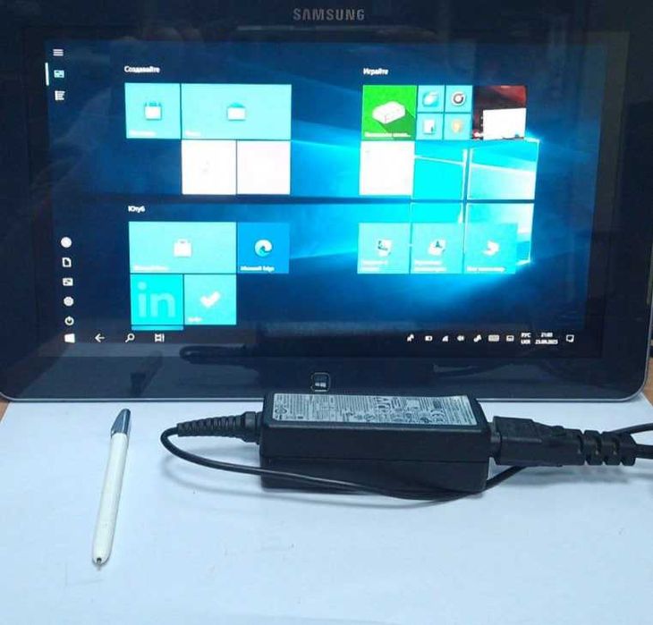 Планшет Samsung XE500T1C Atom Z2760 2/64GB