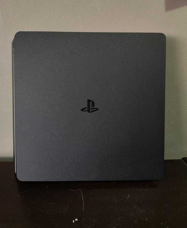 Playstation 4 (PS4) (1TB), como seminova (c/câmara, comandos e jogos)