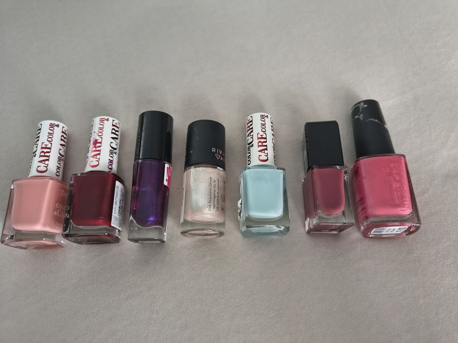 Zestaw 7 lakierów do paznokci uzytych w różnym stopniu