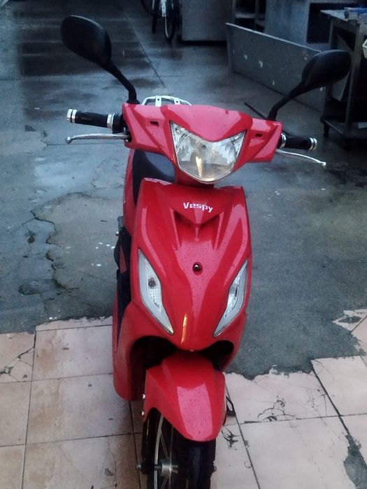 Moto elétrica vermelha