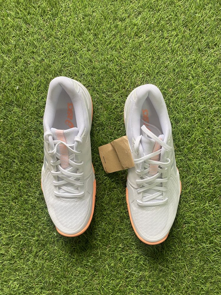 Волейбольні кросівки asics