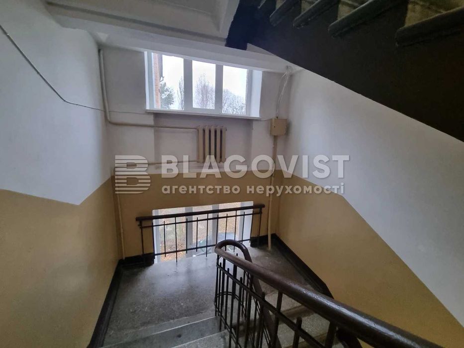 Продаж 2кім.Очаківська 8, Сталінка, район Севастопольської площі