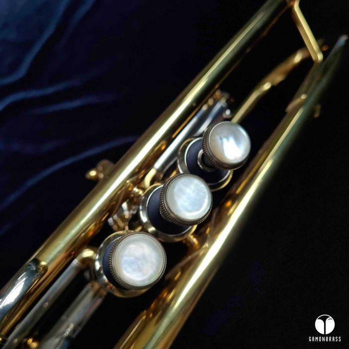 Trąbka Vincent Bach Stradivarius 72 ustnik futerał statyw GAMONBRASS