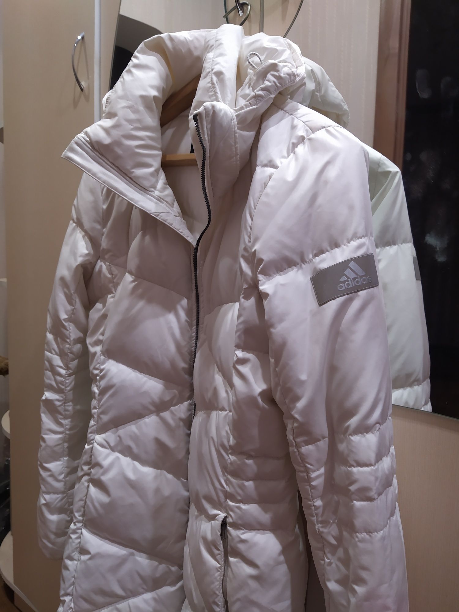 Пуховик Adidas, вище коліна.