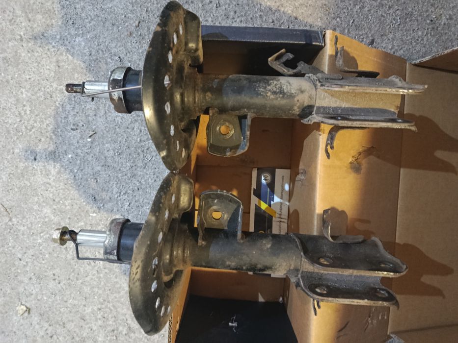 Стійки передні Nissan leaf