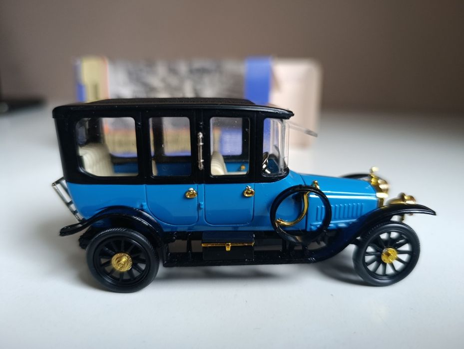 модель 1/43  Руссо Балт