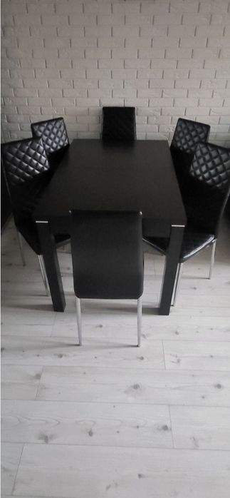Zestaw  Stół rozkładany  80x125  plus 6 krzeseł . Salon