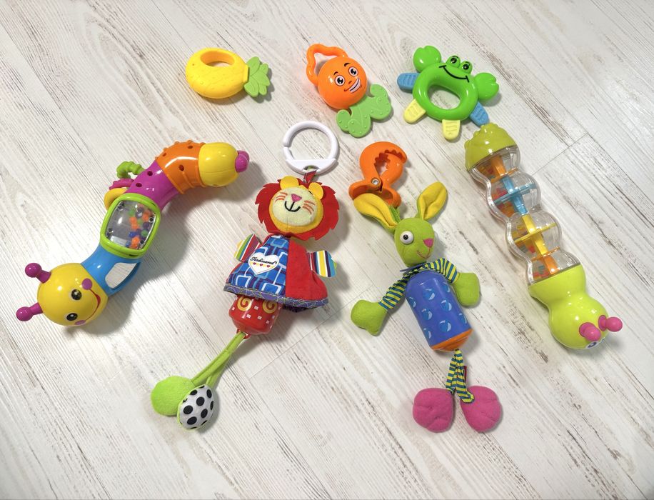 Іграшки для немовлят: спіральки, жираф, слоник, змійки.