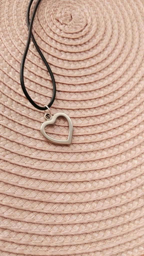 Naszyjnik choker z zawieszką w kształcie serca.