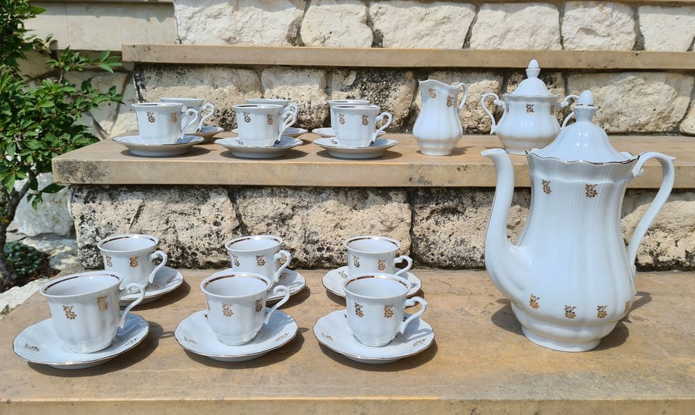 Porcelanowy serwis kawowy 12 osobowy, nowy, filiżanki i dzbanek