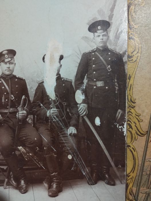 "В Память Военной службы", фото офицеров в рамке