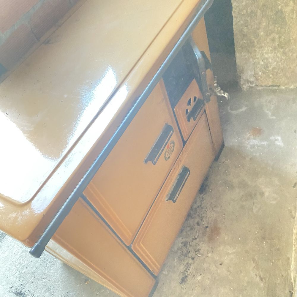 Fogão a lenha vintage degradado para restauro, com torneira agradecido