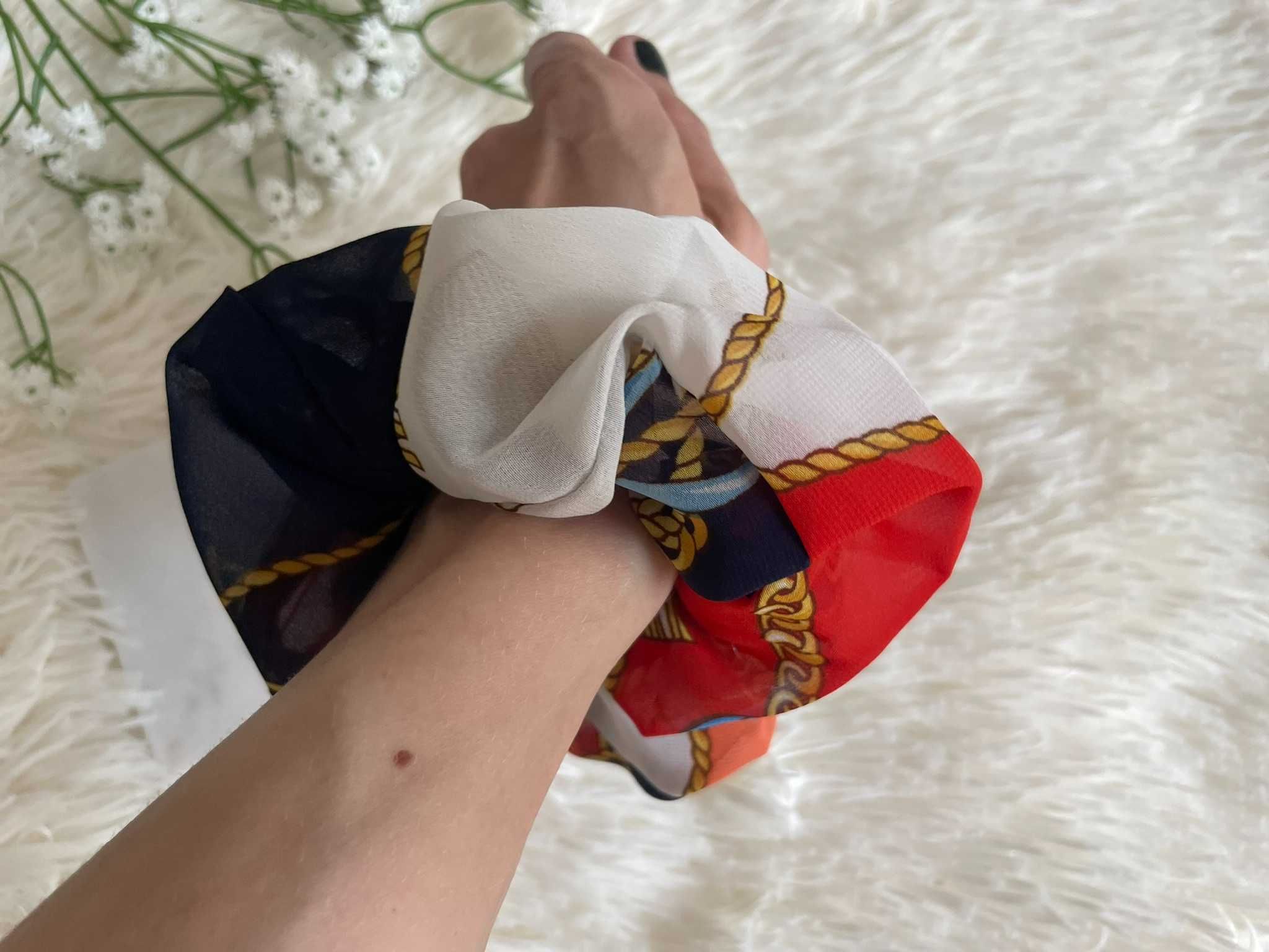 Gumka do włosów granatowa czerwona łańcuchy print szyfon scrunchie y2k