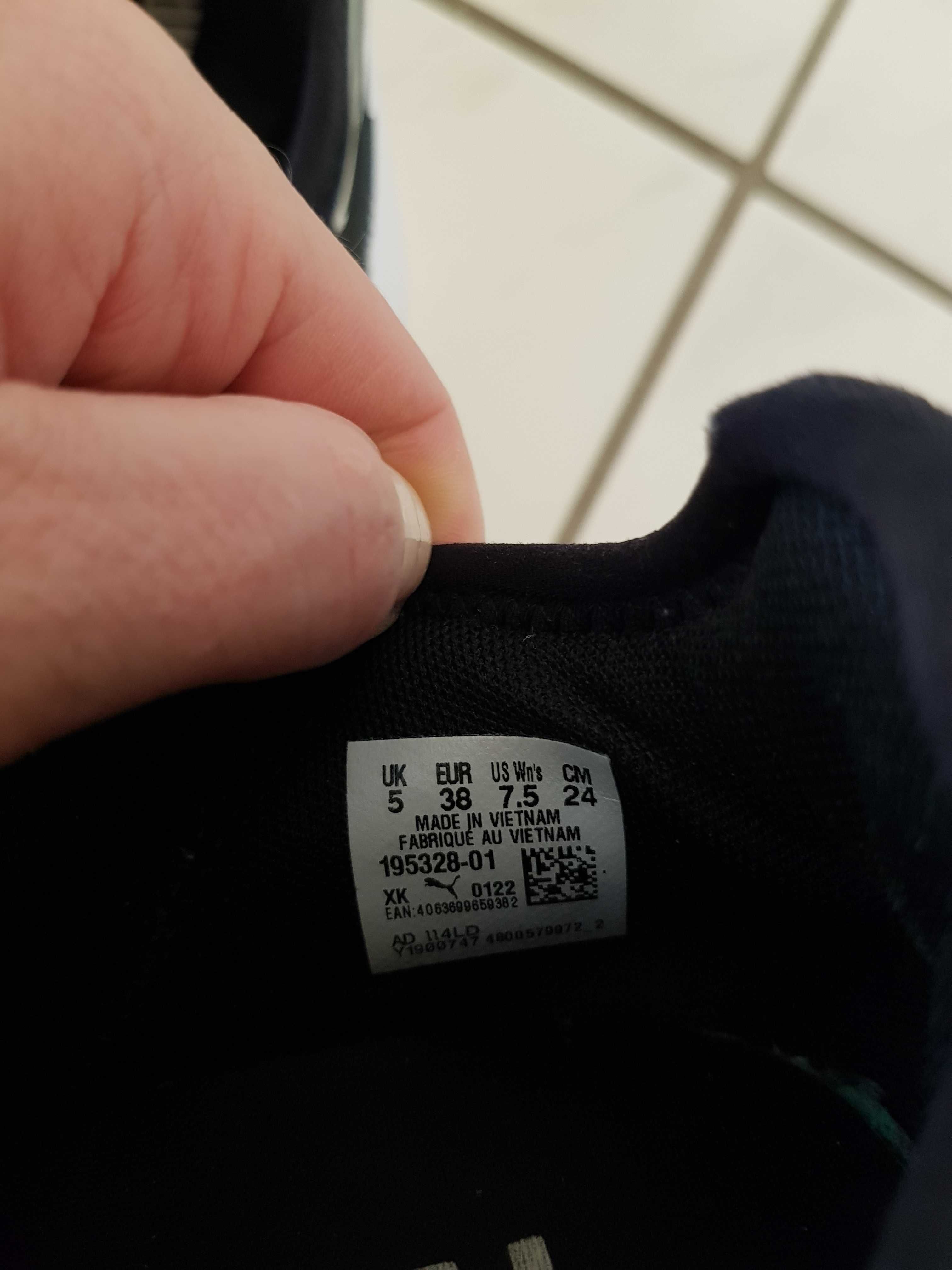 Продам женские кроссовки Puma.
